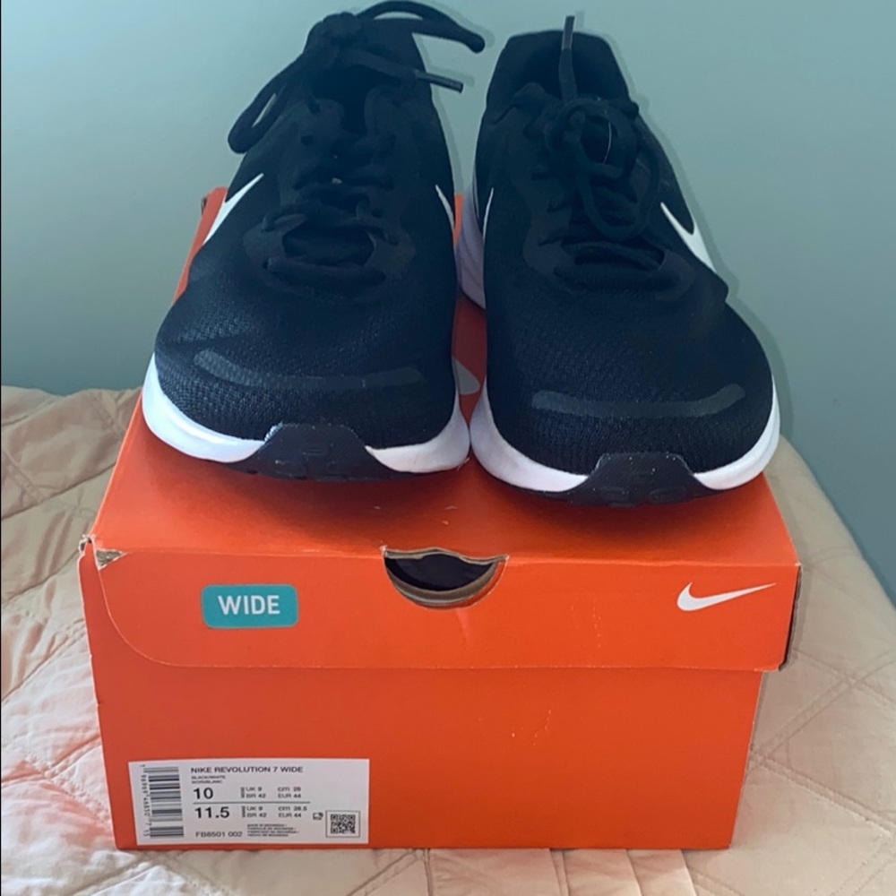 Nike Mens Black and White Sneakers